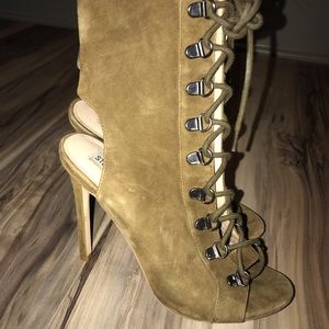 Steve Madden Lace up Heel